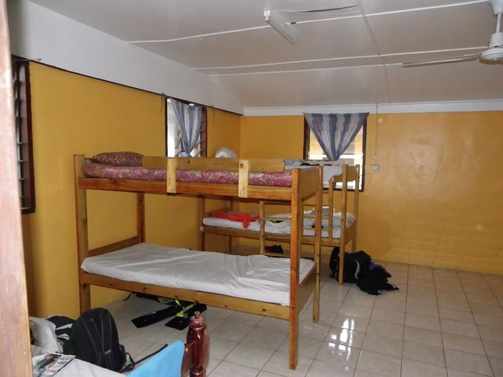Кровать в общем номере Ratu Kini Backpackers and Dive Resort
