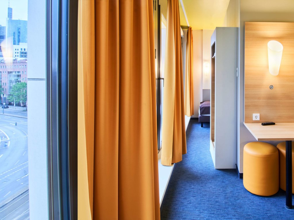 Standard Dreier Zimmer B&B HOTEL Frankfurt-Hbf