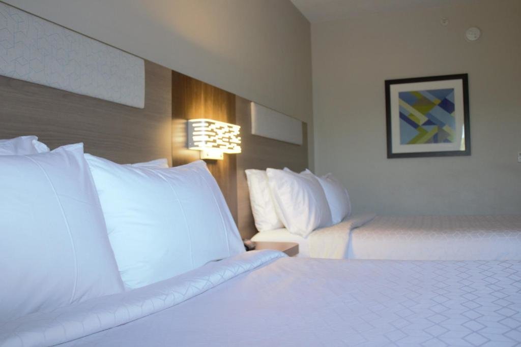 Двухместный номер Standard Holiday Inn Express Hotel & Suites Hope Mills-Fayetteville Airport, an IHG Hotel