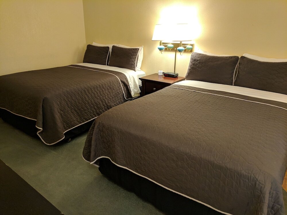 Standard Quadruple Family room Lakeview Motel