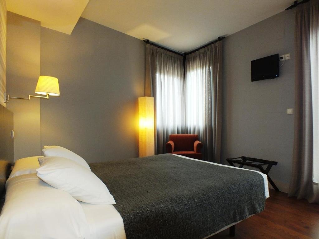 Deluxe Double room with river view Hotel Puerta del Arco