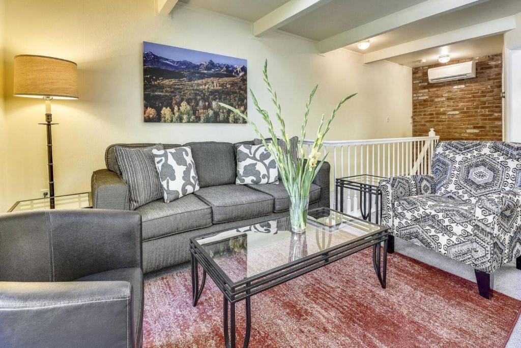 Номер Standard 3 Bedroom Mountain Vacation Rental Located In The Heart Of Downtown Aspen Just One Block From Aspen Mountain