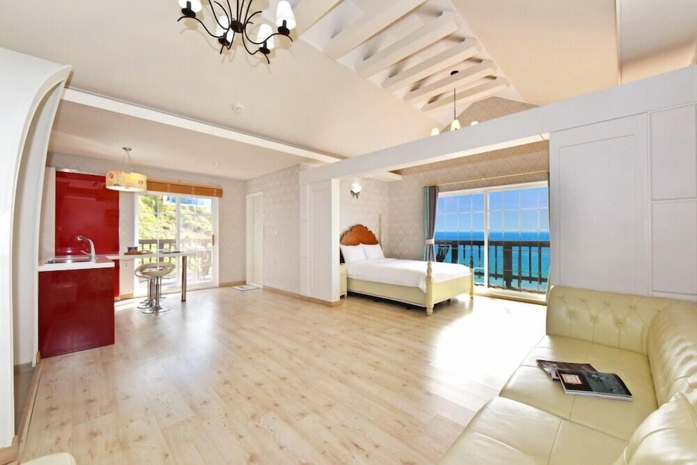 Classique chambre avec balcon et Vue sur l'océan Namhae Bluemare Pension