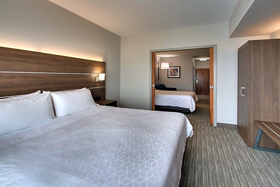 Четырёхместный люкс c 1 комнатой Holiday Inn Express Hotel & Suites Waukegan/Gurnee, an IHG Hotel