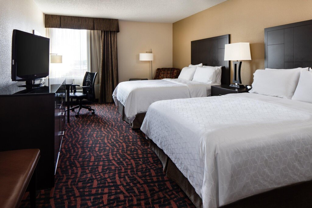 Четырёхместный номер Standard Holiday Inn Wichita East I-35, an IHG Hotel
