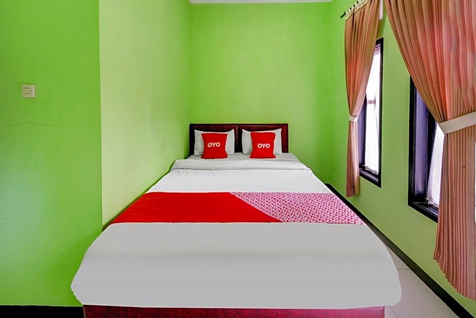 Deluxe Double room Indah Savana Hotel Mitra RedDoorz