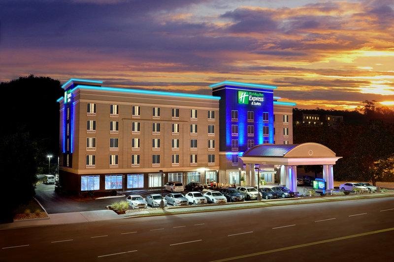 Кровать в общем номере Holiday Inn Express Hotel & Suites Knoxville, an IHG Hotel