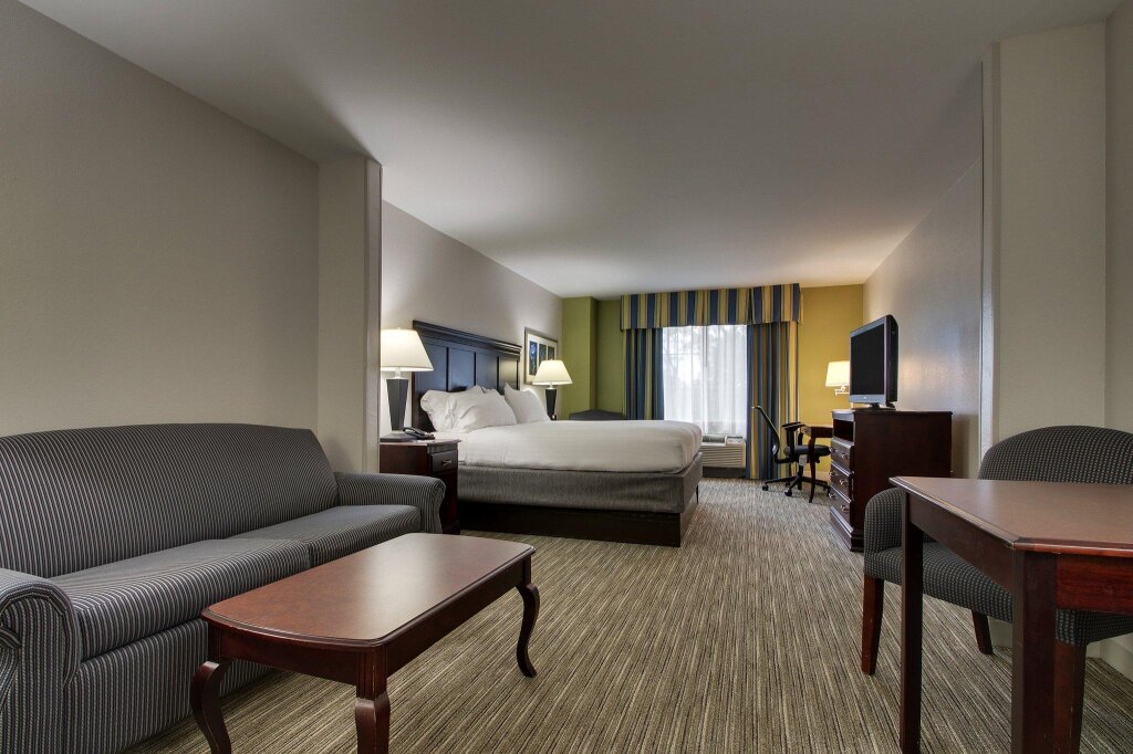 Люкс Deluxe Holiday Inn Express Hotel & Suites Middleboro Raynham, an IHG Hotel