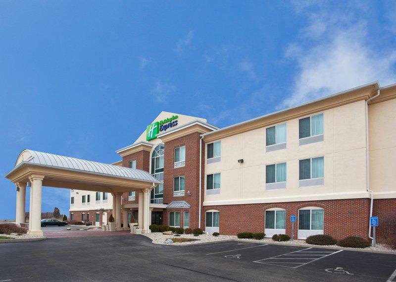 Четырёхместный люкс Holiday Inn Express Hotel & Suites Cincinnati-Blue Ash, an IHG Hotel