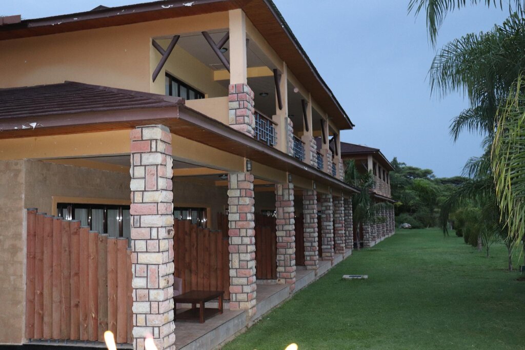 Полулюкс Lake Bogoria Spa Resort