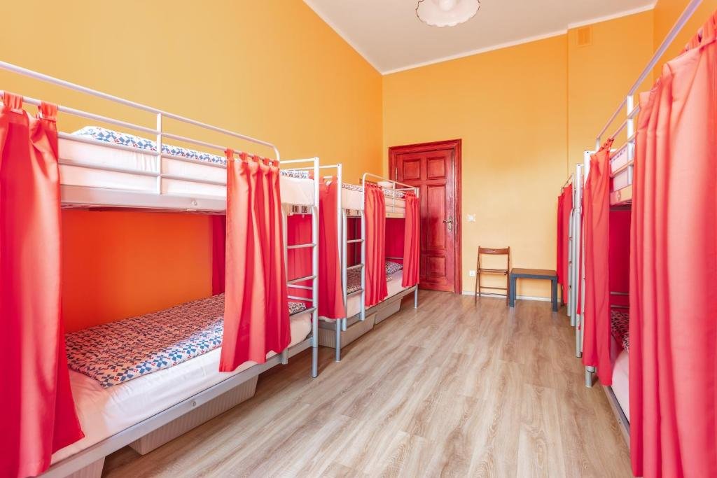 Кровать в общем номере Babel Hostel