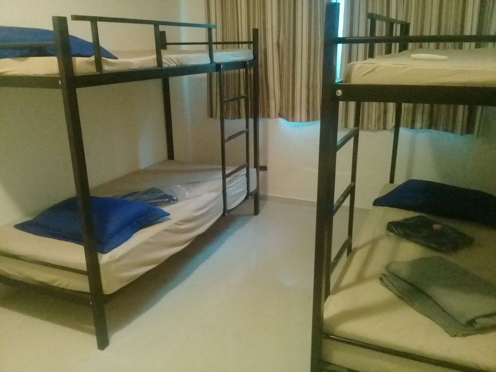 Кровать в общем номере (мужской номер) Hostel Residential Inn