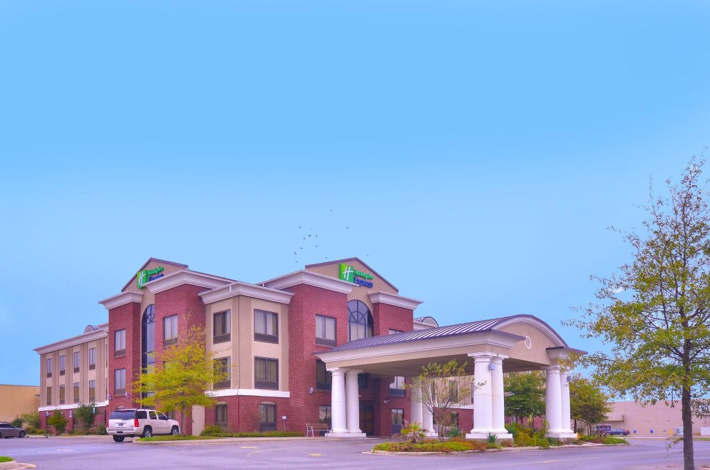 Кровать в общем номере Holiday Inn Express Hotel & Suites Pine Bluff / Pines Mall, an IHG Hotel