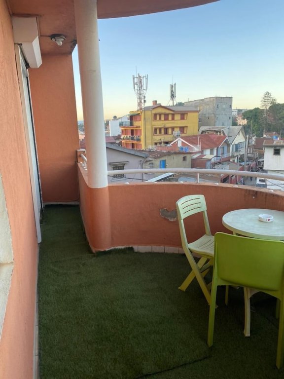 Supérieure double chambre avec balcon et Vue sur la ville VILLA ESPOIR : Chambre D'Hôtes Durable Et Tourisme Solidaire