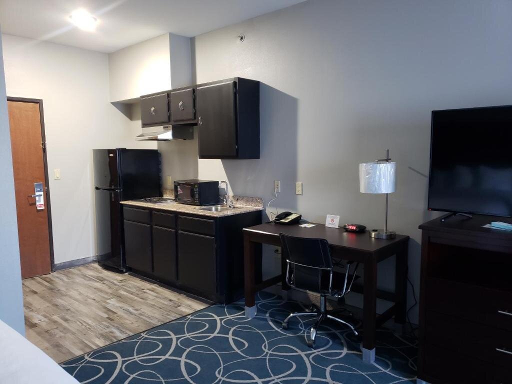 Deluxe suite Days Inn & Suites by Wyndham Cleburne TX