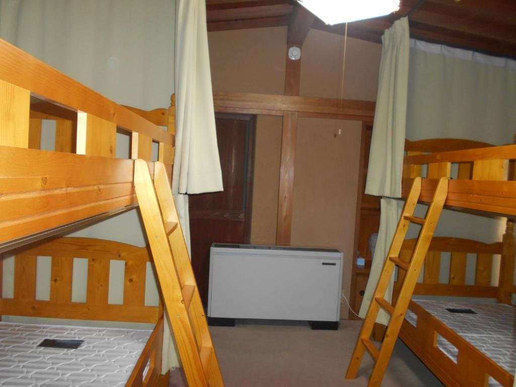 Кровать в общем номере Guest House Honami-Kaido