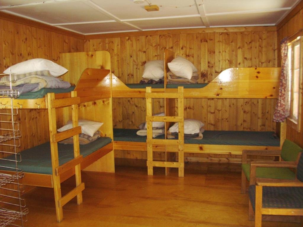 Кровать в общем номере с красивым видом из окна HI Mosquito Creek Hostel