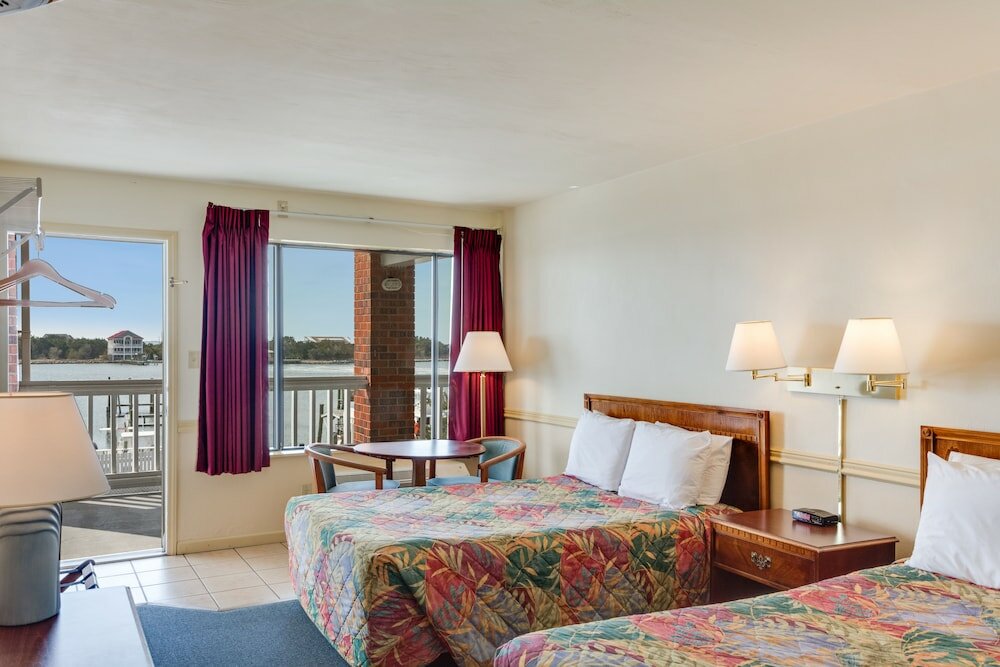 Economy Quadruple room with harbour view Anchorage Inn & Marina