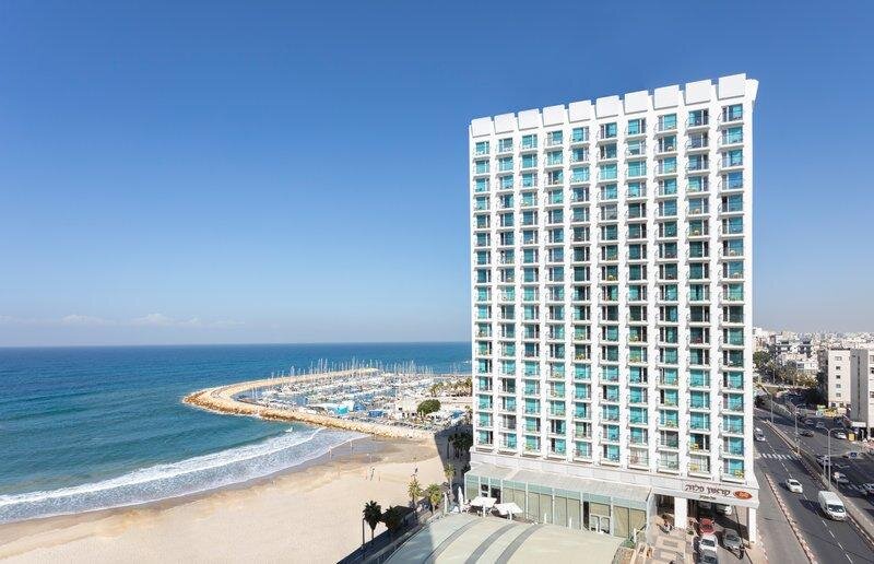 Кровать в общем номере Crowne Plaza Tel Aviv Beach, an IHG Hotel