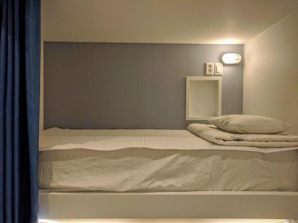 Кровать в общем номере (мужской номер) с красивым видом из окна Backpackers In Yeosu
