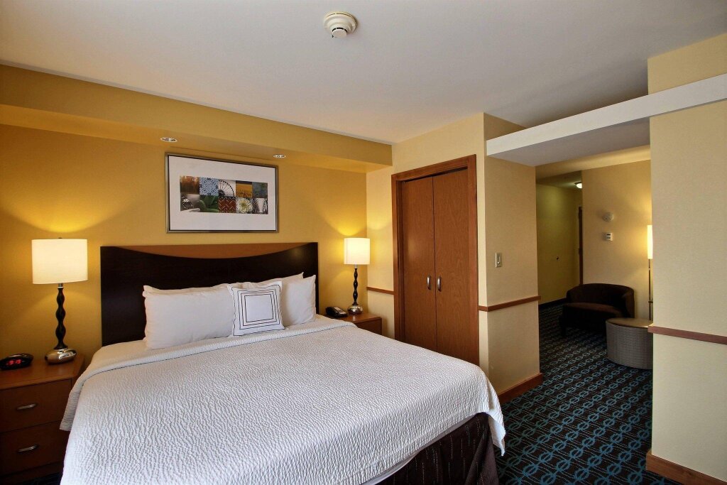 Люкс Fairfield Inn & Suites by Marriott Milwaukee Airport