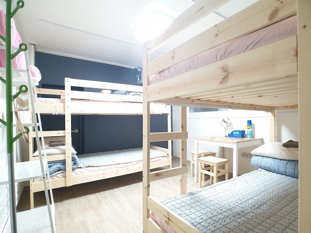 Кровать в общем номере (женский номер) Little Star Guesthouse