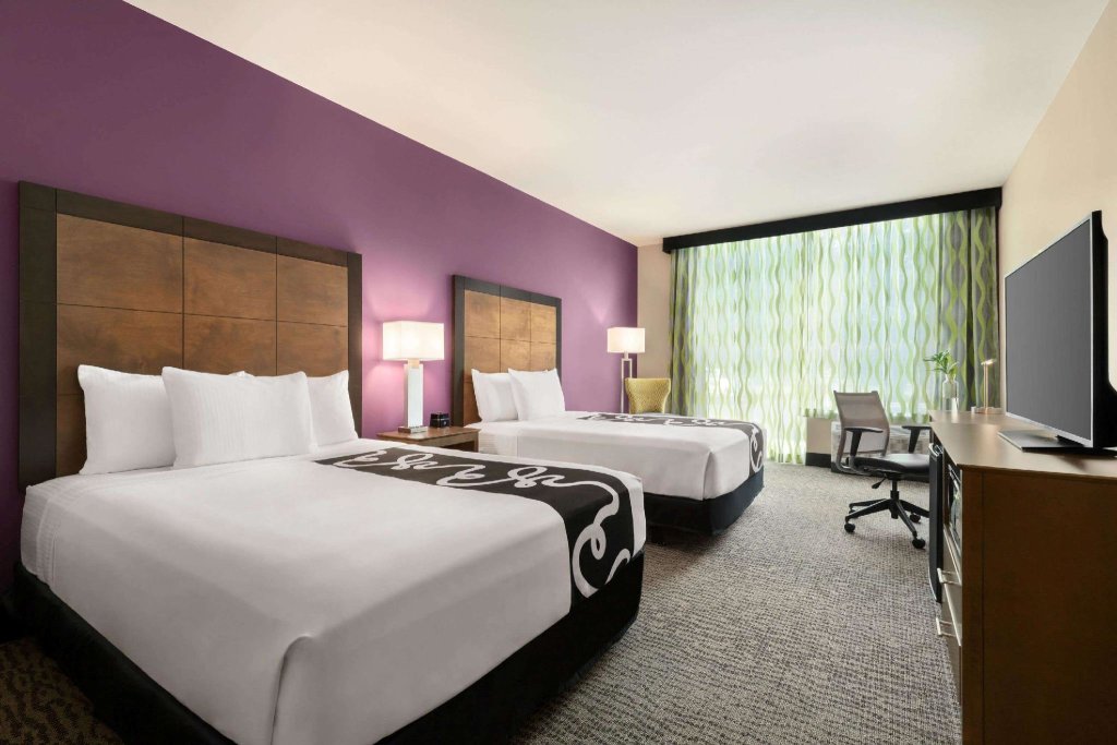Четырёхместный номер Standard La Quinta Inn & Suites by Wyndham Burlington