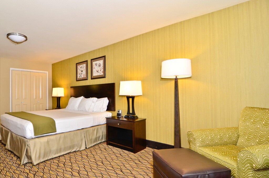 Standard Zimmer Holiday Inn Express & Suites