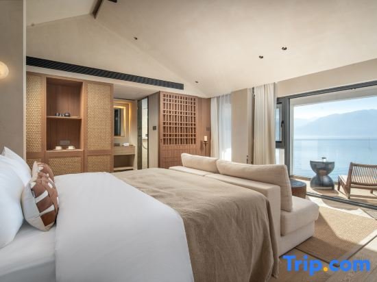 Suite Ritz Man• Loxi Seaview Hotel