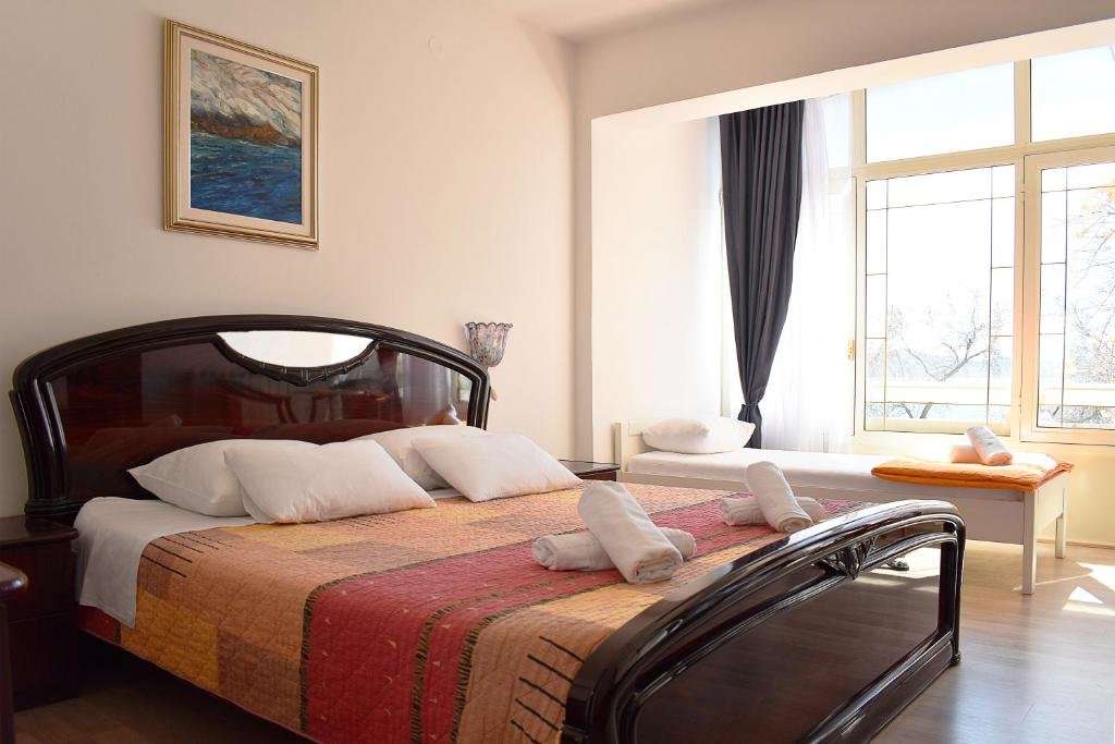 Standard Triple room with sea view Villa Nico