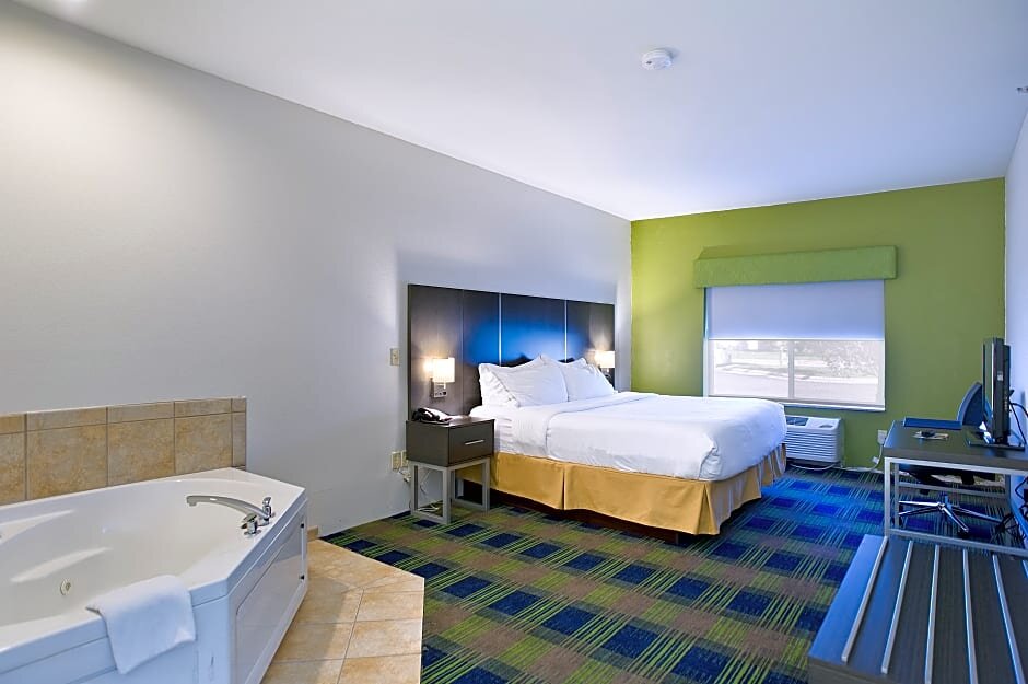 Двухместный люкс c 1 комнатой Holiday Inn Express Hotel & Suites Vermillion, an IHG Hotel