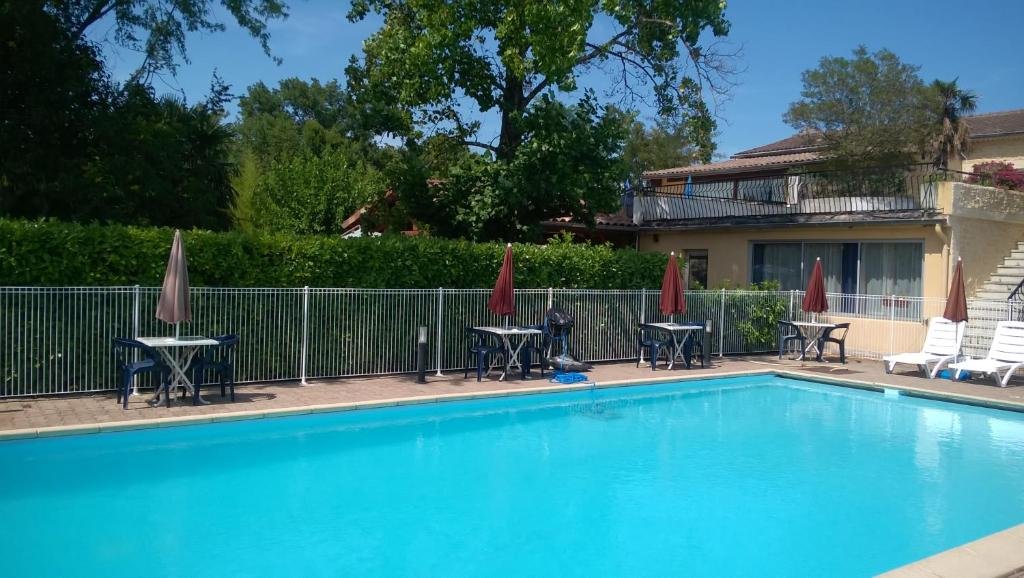 Standard Double room with pool view Hôtel Restaurant Douce France