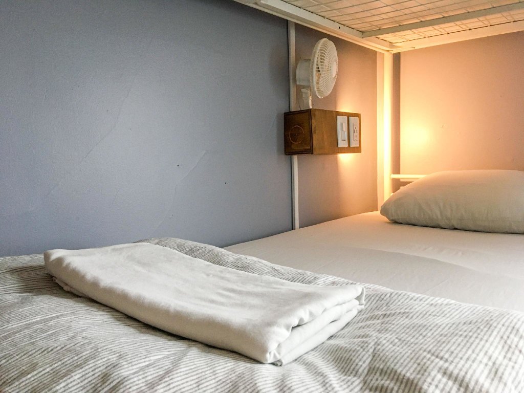 Кровать в общем номере Samesun Vancouver