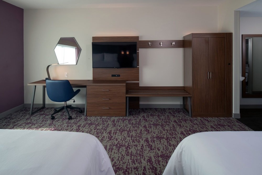 Четырёхместный номер Standard Holiday Inn Express & Suites - Little Rock Downtown, an IHG Hotel