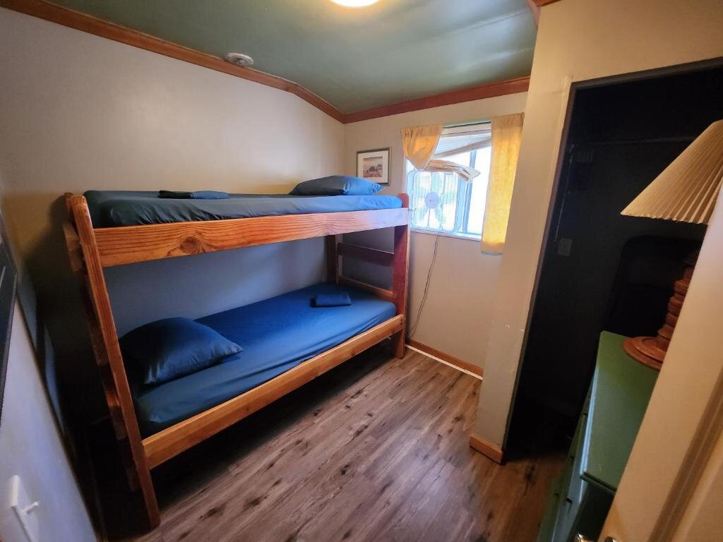 Кровать в общем номере (женский номер) Eugene Lodge and International Hostel