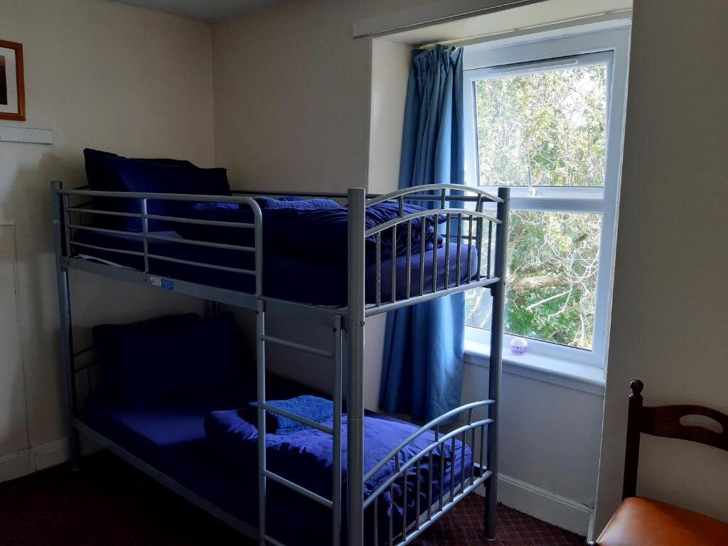 Кровать в общем номере (женский номер) Broadford Youth Hostel