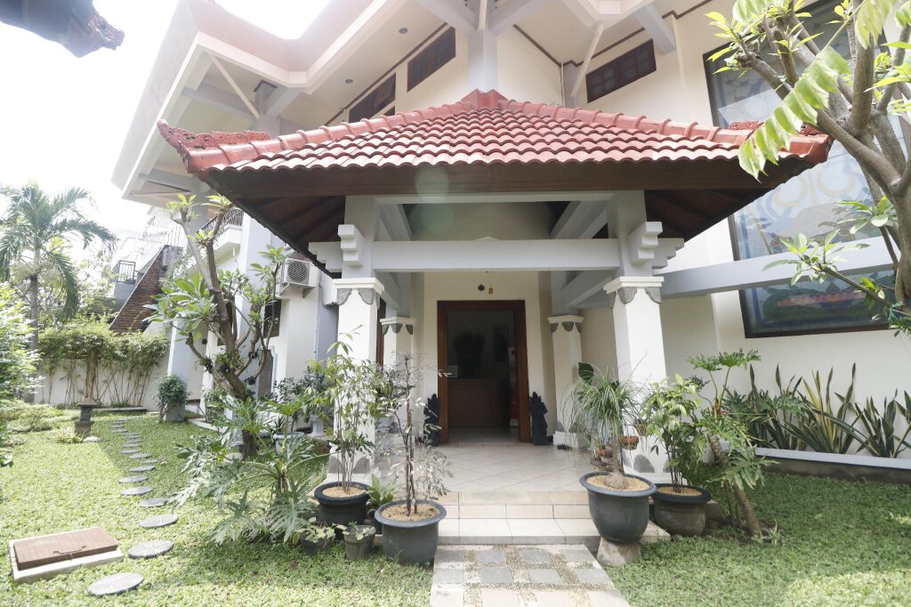 Premium Zimmer RedDoorz Syariah near Gelora Delta Sidoarjo