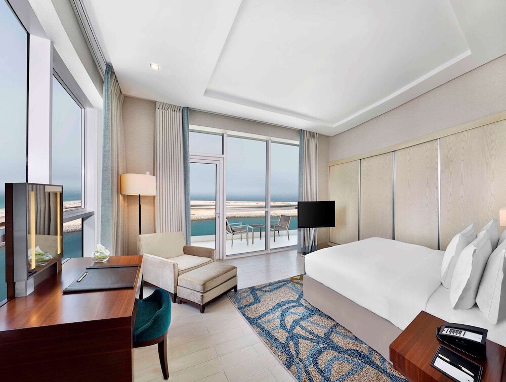 Люкс с кухней семейный с 3 комнатами с балконом DoubleTree by Hilton Dubai Jumeirah Beach