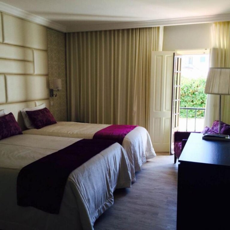 Standard triple chambre avec balcon Josefa D`Obidos Hotel