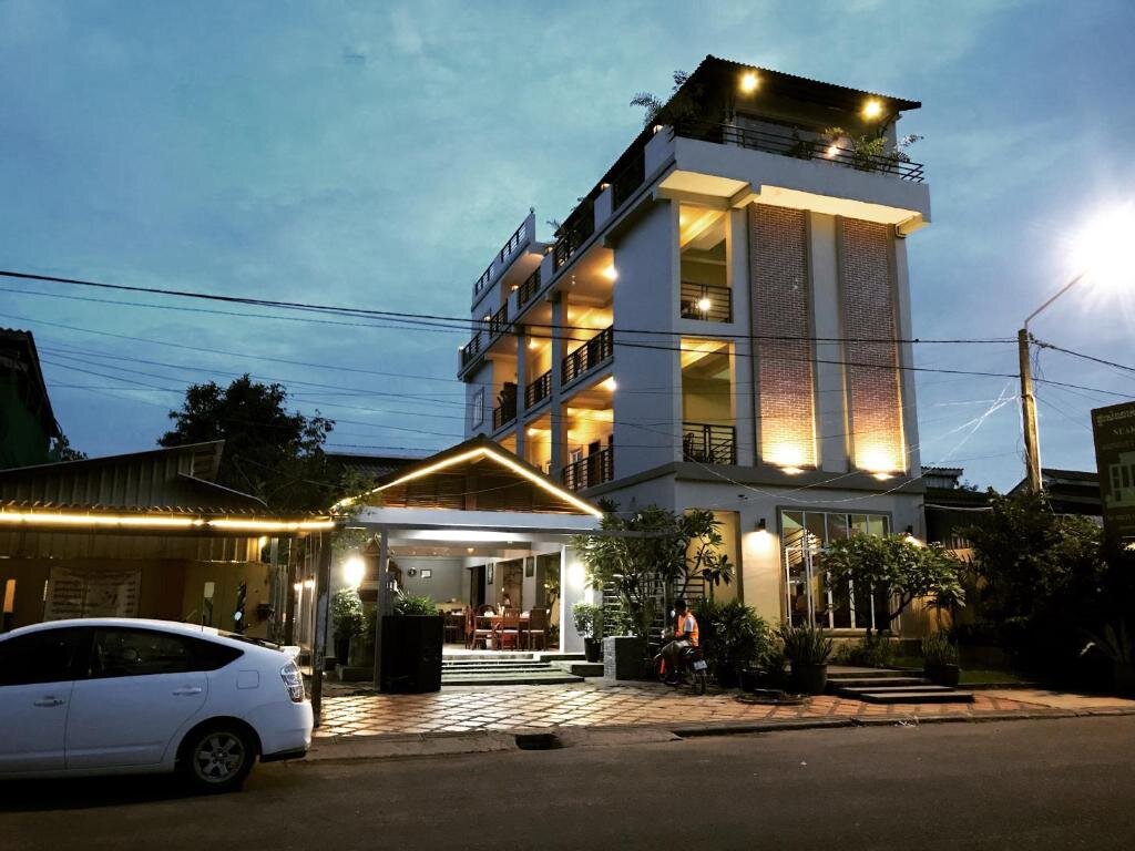 Одноместный номер Superior с 2 комнатами с балконом и с видом на город Neakru Guesthouse and Restaurant