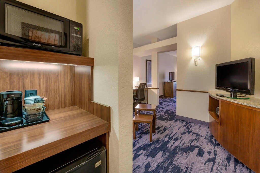 Двухместный люкс Fairfield Inn & Suites by Marriott Slippery Rock