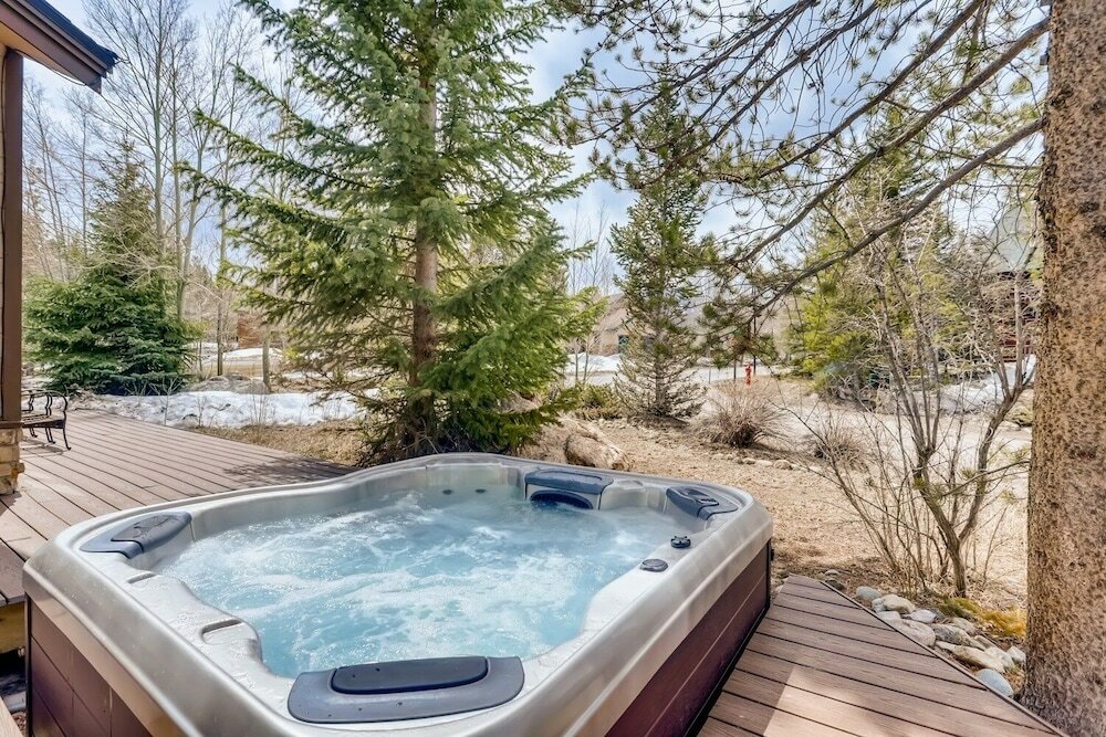 Hütte Perfect for Your Family Vacay with yard, hot tub & Pet Friendly! home