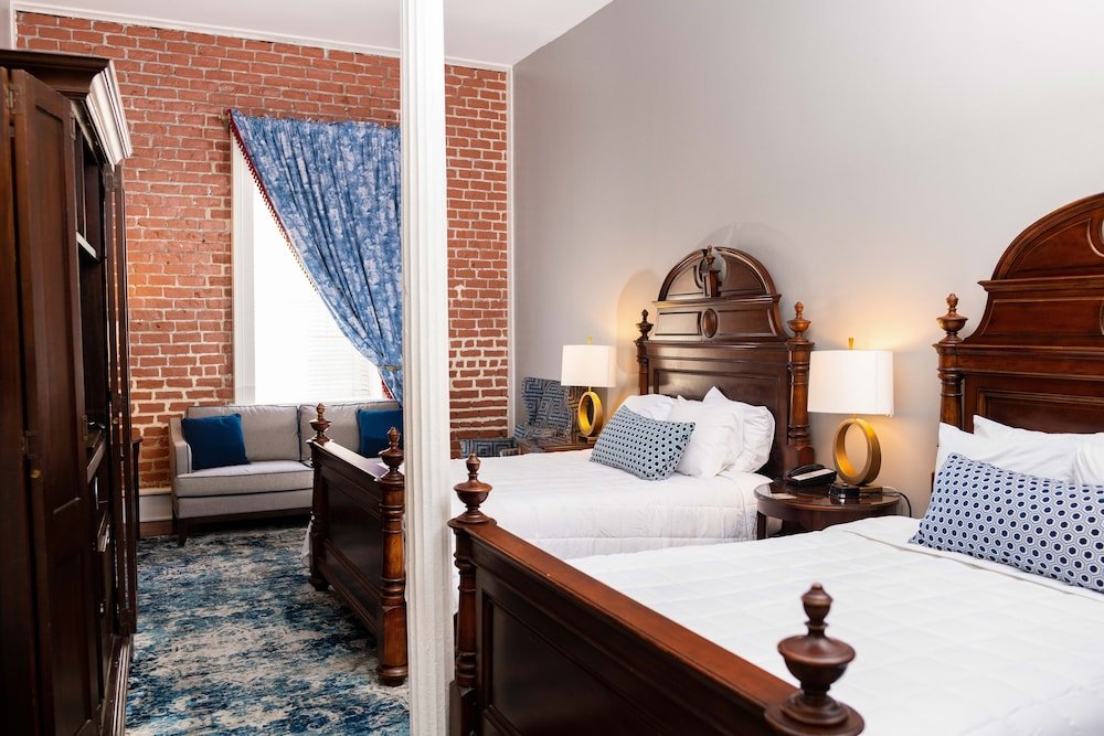 Четырёхместный номер Deluxe East Bay Inn, Historic Inns of Savannah Collection