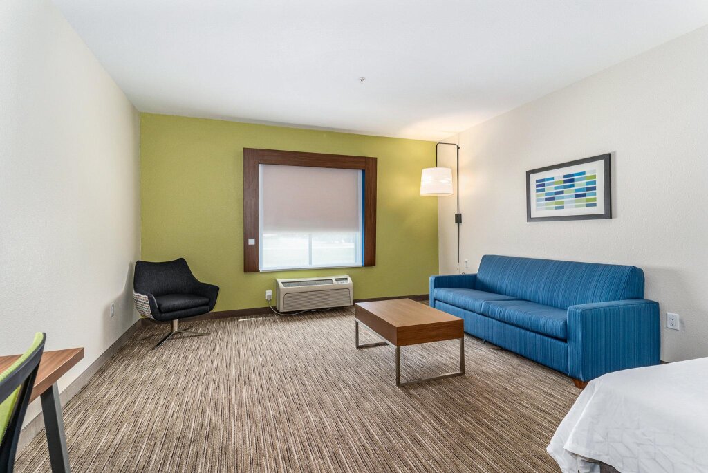 Четырёхместный люкс Holiday Inn Express & Suites Van Buren-Fort Smith Area, an IHG Hotel