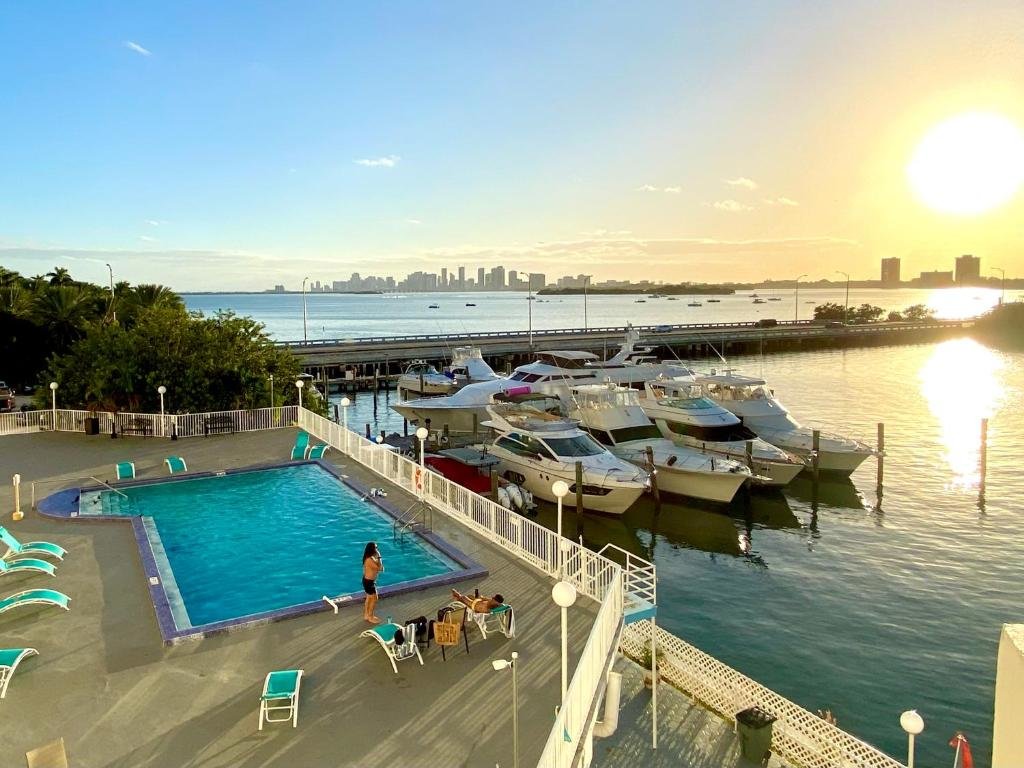 Apartment Deluxe waterfront one bedroom apartment with pool and free parking 5 mins drive to Miami Beach