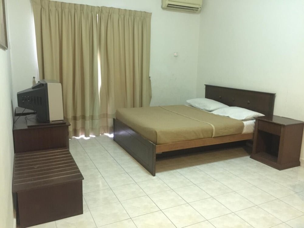 Suite Real OYO HOME 90301 Suria Service Apartments @ Bukit Merak Laketown Resort
