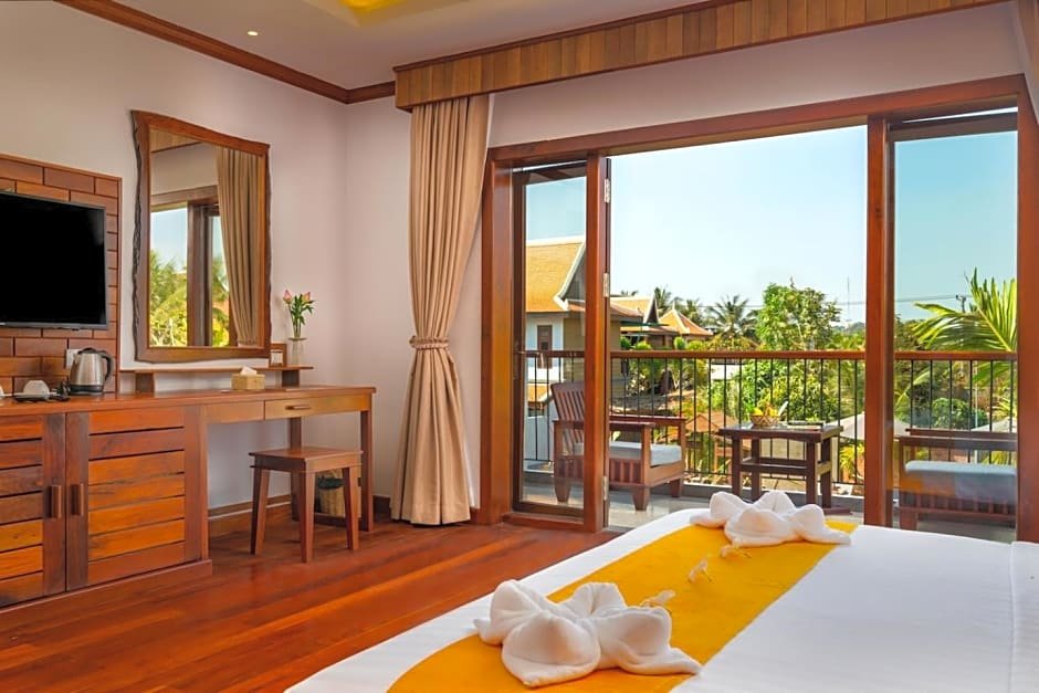 Deluxe Double room with balcony and with pool view Traditional Khmer House