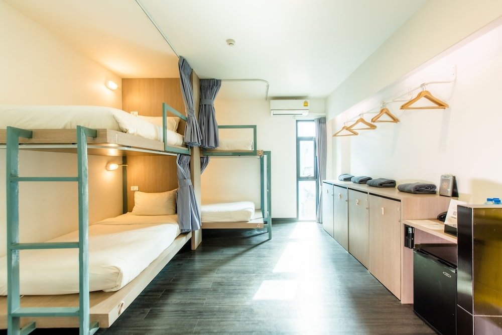 Кровать в общем номере с балконом Wake Up Aonang Hotel- SHA EXTRA PLUS