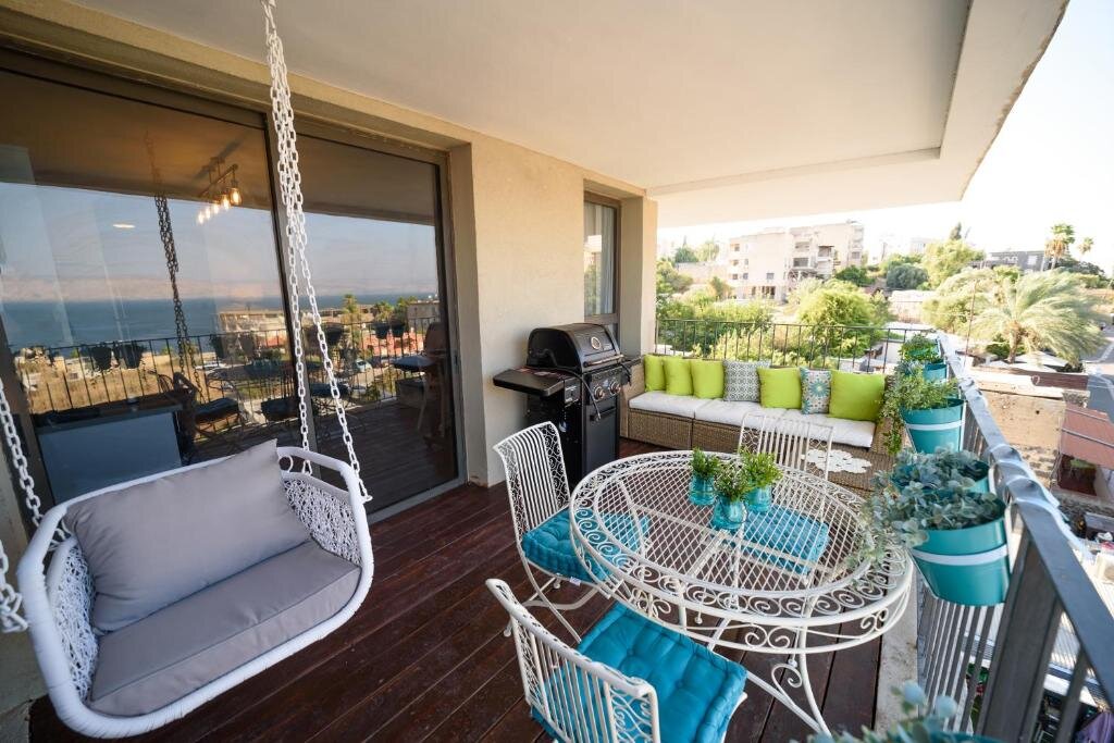 Апартаменты с 2 комнатами с балконом и с видом на озеро YalaRent Migdalor Boutique Hotel Apartments with Sea Views Tiberias