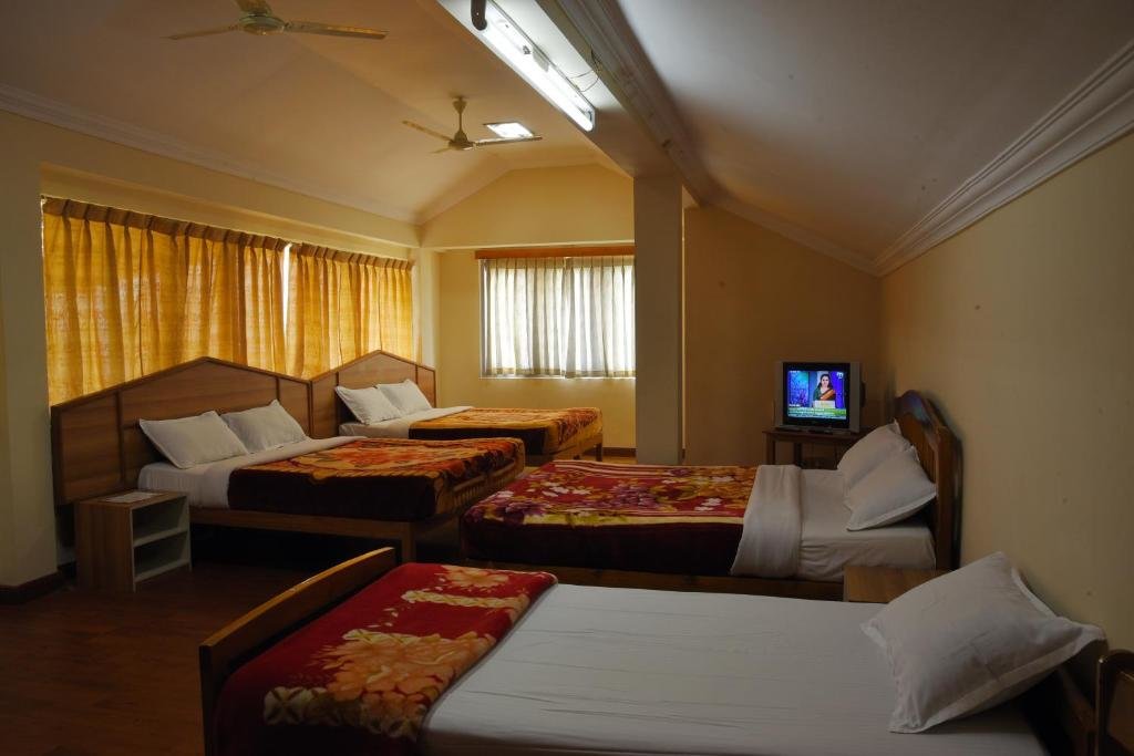 Кровать в общем номере Lakezone Holiday Resort